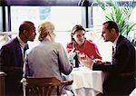 Groupe de gens d'affaires assis à table, manger