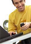 Mann mit Laptop und Handy, Lächeln