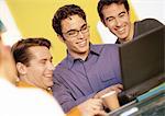 Drei Männer Blick auf Laptop-computer