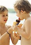 Deux enfants qui partagent la crème glacée, portrait.