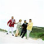 Groupe mature de bras les amis sur la plage, portrait