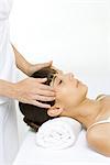Femme recevant le massage de la tête, recadrée vue