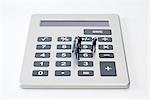 Hommes d'affaires de miniature sur Calculatrice
