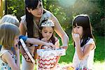 Mutter Tochter offen Geschenk auf Geburtstagsfeier helfen