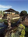 Flottant Pavilion (Bale Kambang) dans le Palais des anciens rois de KlungKung à Bali, en Indonésie, Asie du sud-est, Asie