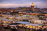 Découvre plus de Djemaa el Fna au crépuscule avec foodstalls qui sont agencés de tous les jours pour servir les touristes et les habitants, Marrakech, Maroc, Afrique du Nord, Afrique