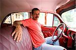 Homme de la région à l'intérieur de sa vieille voiture américaine, Viñales, Pinar del Rio, Cuba, Antilles, Amérique centrale