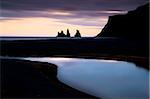Twilight vue piles rock Reynisdrangar large de la côte à Vik, régions polaires South Iceland, Islande