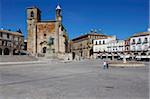 Statue de Pizarro et l'église de San Martin, Plaza Mayor, Trujillo, Estrémadure, Espagne, Europe