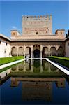 Patio de los Arrayanes et la tour de Comares, Palais de l'Alhambra, UNESCO World Heritage Site, Grenade, Andalousie, en Espagne, Europe