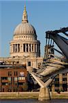 Blick auf Saint Paul's Cathedral von der South Bank, mit der Millennium-Brücke zur Seite, London SE1, England, Vereinigtes Königreich, Europa