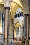 Ein Blick auf das Innere der Kathedrale von Salisbury mit Grab und Bildnis eines alten Ritters, Salisbury, Wiltshire, England, Vereinigtes Königreich, Europa