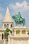 Statue équestre de King Stephen avec les tours et tourelles coniques de la néo-romane Bastion des pêcheurs, construit par Frigyes Schulek en 1895, Budapest, Hongrie, Europe