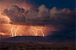 Orage électrique avec éclair au-dessus des montagnes de vigne de la gamme Amargosa, des dunes de sable de Mesquite Flats en Amérique du Nord de Death Valley National Park, California, États-Unis d'Amérique, vallée, Stovepipe Wells,