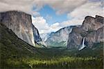 Yosemite Valley, du point de vue de vue de Tunnel, avec El Capitan, un monolithe de granit de 3000 pieds à gauche et les chutes de Bridalveil sur la droite, Yosemite National Park, patrimoine mondial de l'UNESCO, Sierra Nevada, Californie, États-Unis d'Amérique, Amérique du Nord