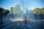 Kinder spielen in den Brunnen am Seattle Center, Seattle, Washington State, Vereinigten Staaten von Amerika, Nordamerika