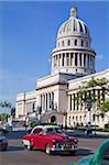 Traditionnel de vieilles voitures américaines en passant le Capitole bâtiment, la Havane, Cuba, Antilles, Caraïbes, Amérique centrale
