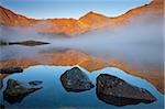 Am frühen Morgensonnenlicht erhellt Snowdon von den Ufern des einen nebligen Llyn Llydaw, Snowdonia-Nationalpark, Gwynedd, Nordwales, Wales, Vereinigtes Königreich, Europa