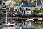 Ferienhäuser und Boote neben den Fluss Yealm bei Newton Ferrers, South Hams, Devon, England, Vereinigtes Königreich, Europa
