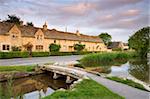 Gîtes ruraux et la passerelle Pierre dans le Cotswolds village de Lower Slaughter, Gloucestershire, Angleterre, Royaume-Uni, Europe