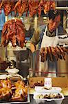 Homme vente rôti de poulet et canard au marché, Causeway Bay, Hong Kong, Chine, Asie