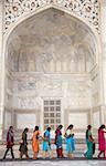 Indische Frauen stehen in der Schlange vor dem Taj Mahal, UNESCO-Weltkulturerbe, Agra, Uttar Pradesh, Indien, Asien
