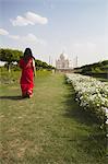 Frau im Sari Wandern in Mehtab Bagh mit Taj Mahal im Hintergrund, UNESCO-Weltkulturerbe, Agra, Uttar Pradesh, Indien, Asien