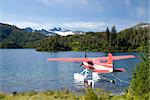 Schweben Sie Flugzeug geparkt auf der Seeseite, Shrode See, der Prince William Sound, Alaska, Vereinigte Staaten von Amerika, Nordamerika