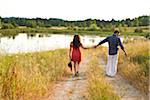 Couple marchant par Pond, Unionville, Ontario, Canada