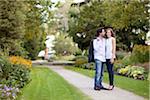 Portrait d'un jeune Couple debout sur la passerelle dans le parc, Ontario, Canada