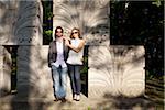 Portrait de jeune Couple debout devant les Sculptures de pierre dans le parc, Ontario, Canada