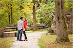 Jeune Couple debout sur la passerelle dans le parc à l'automne, Ontario, Canada