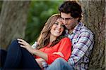 Close-up Portrait des jungen Paares sitzen im Park