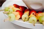 Gros plan des brochettes de fruits