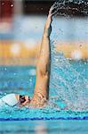 Jeune femme nager dans la piscine