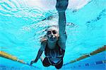 Femme natation en piscine, sous l'eau