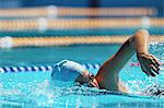 Jeune femme natation dans la piscine