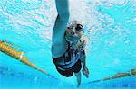 Femme natation en piscine, sous l'eau