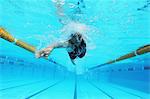 Femme natation en piscine, sous l'eau