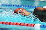 Jeune homme nage dans la piscine