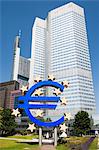 Symbole de l'euro à l'extérieur de la Banque centrale européenne, la Frankfurt, Allemagne