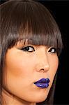 Vue rapprochée du chic femme asiatique portant bleu rouge à lèvres