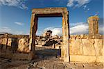 Vue vers le Capitole dans le Roman ruins, Site archéologique de Dougga, patrimoine mondial de l'UNESCO, Tunisie, Afrique du Nord, Afrique