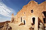 Ruines du village berbère de Douiret perché sur le bord de la colline, Tataouine, du désert de Sahara, Tunisie, Afrique du Nord, l'Afrique