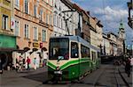 Straßenbahn auf mit Stadtpfarrkirche (Stadtpfarrkirche) in der Distanz, Herrengasse, Graz, Steiermark, Österreich, Europa