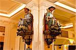 Les deux statues qui a donné Les Deux Magots café son nom, Saint-Germain-des-prés, rive gauche, Paris, France, Europe