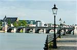 Fluss Maas und St. Servatius Bridge gesehen von der Stenenwall (Steinmauer), Maastricht, Limburg, Niederlande, Europa