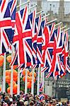 Drapeaux Union et spectateurs à l'extérieur des chambres du Parlement, durant le mariage du Prince William, Kate Middleton, 29 avril 2011, Londres, Royaume-Uni, Europe