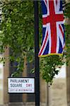 Drapeau Union jack vole dans la place du Parlement, à l'extérieur de l'abbaye de Westminster, au cours du mariage du Prince William, Kate Middleton, 29 avril 2011, Londres, Royaume-Uni, Europe