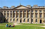 Schüler draußen sitzen im Frühlingssonnenschein, Peckwater Quadrangle, entworfen von Henry Aldrich, Christ Church, Oxford University, Oxford, Oxfordshire, England, Vereinigtes Königreich, Europa